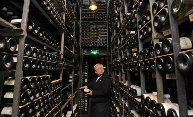 Πανάκριβα κρασιά βγάζει στο σφυρί ο Ολάντ για το καλό του προϋπολογισμού
