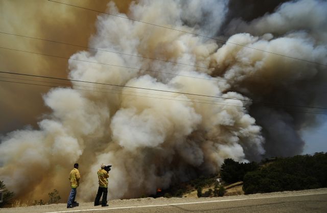 Μάχη με τις φλόγες δίνουν 900 πυροσβέστες στην Καλιφόρνια