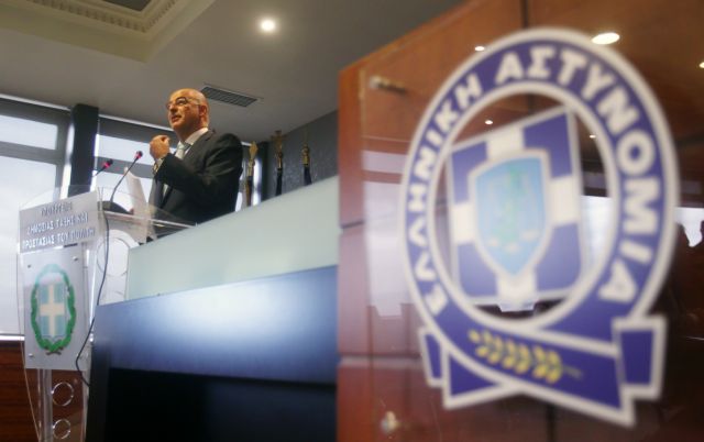 «Κλειδί» η συνταγματική αναθεώρηση για μορφώματα όπως η ΧΑ, εκτιμά ο Δένδιας