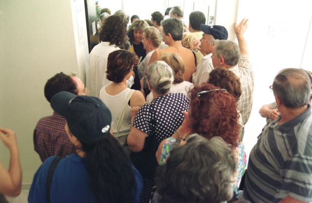 Αγρυπνία στον ΟΠΑΔ για τη θεώρηση των βιβλιαρίων