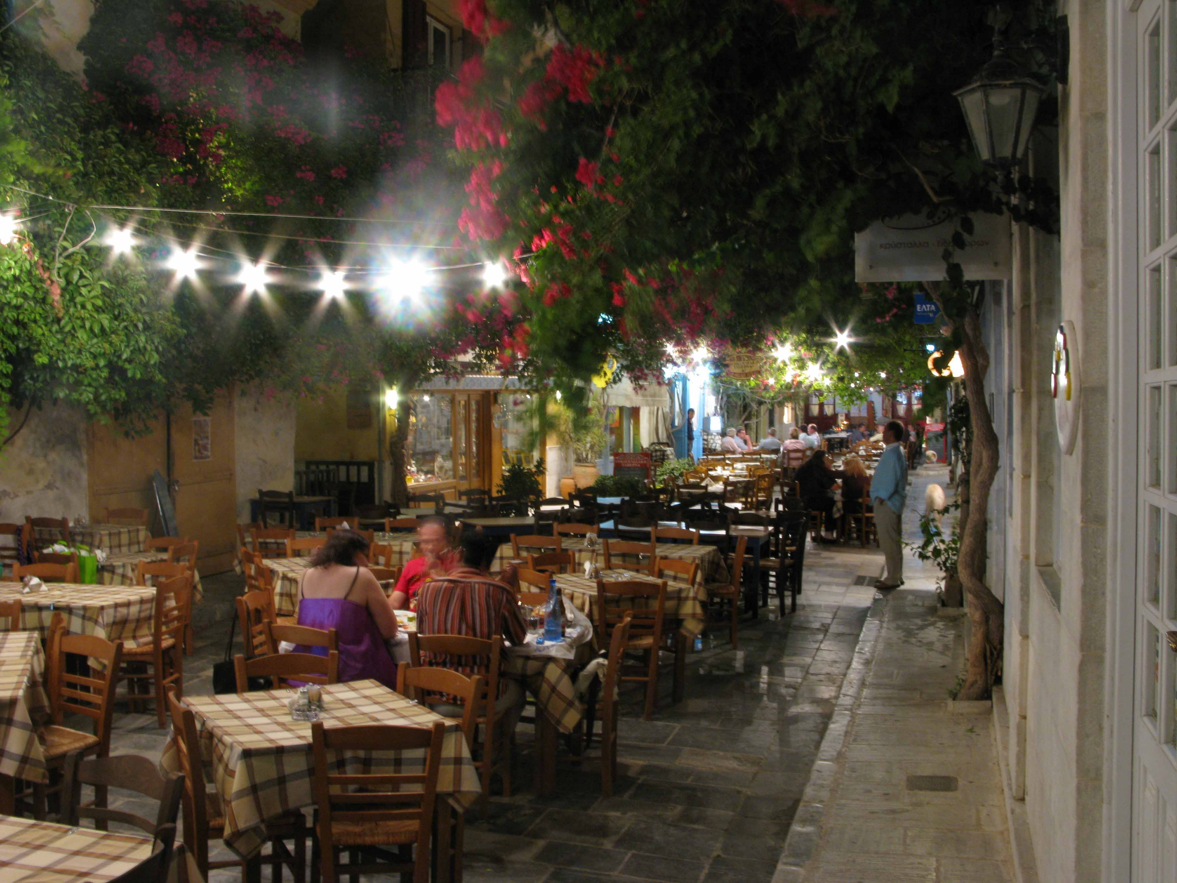 «Παγώνει» η μείωση του ΦΠΑ στα τρόφιμα και του ΕΦΚ στα καύσιμα