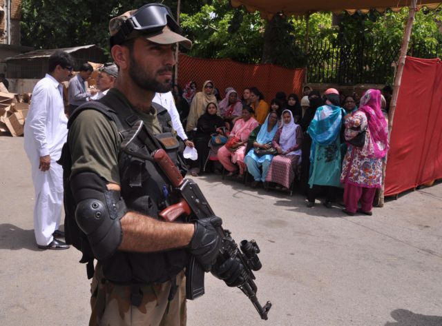 Στις κάλπες το Σάββατο οι Πακιστανοί υπό τις απειλές των Ταλιμπάν