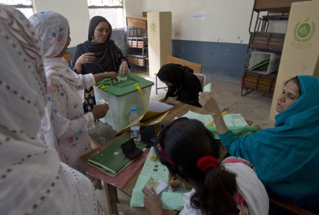 Νέα κυβέρνηση εκλέγουν, εν μέσω βίας, εκατομμύρια Πακιστανοί