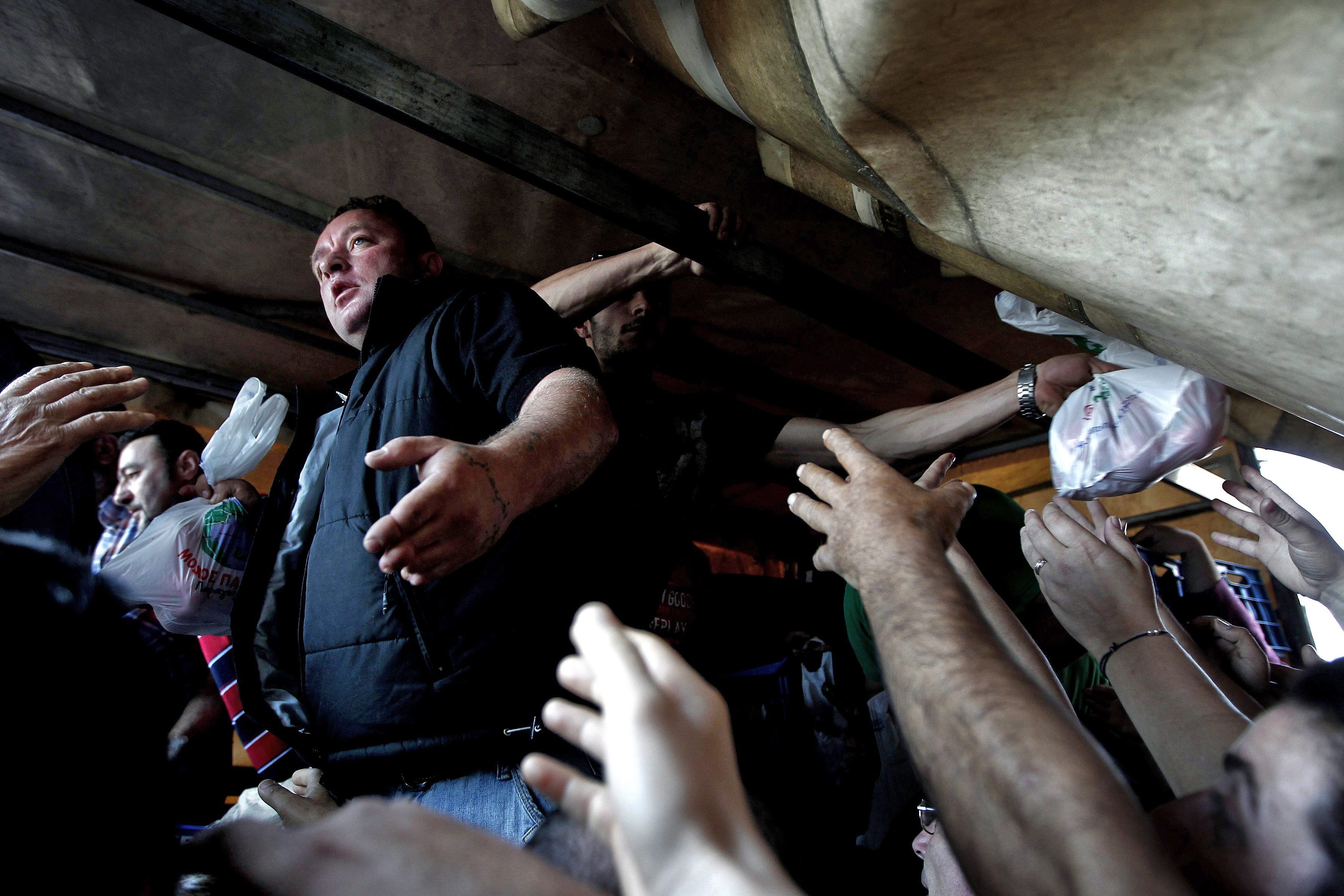 Συγκλονιστικές εικόνες από τη διανομή τροφίμων στο Μεταξουργείο