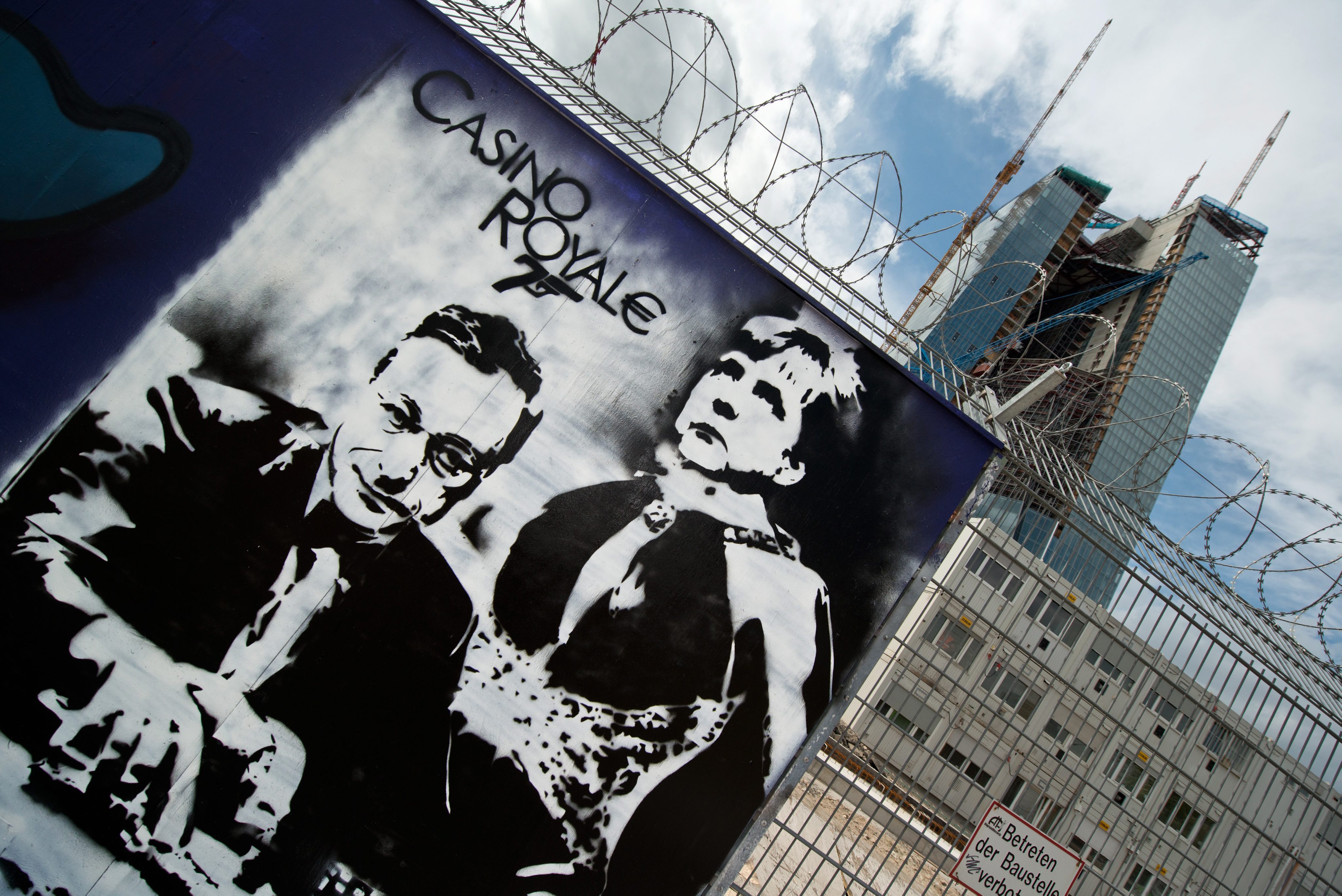 Μέρκελ και Ντράγκι σε ρόλους «007» στο Τείχος της ΕΚΤ