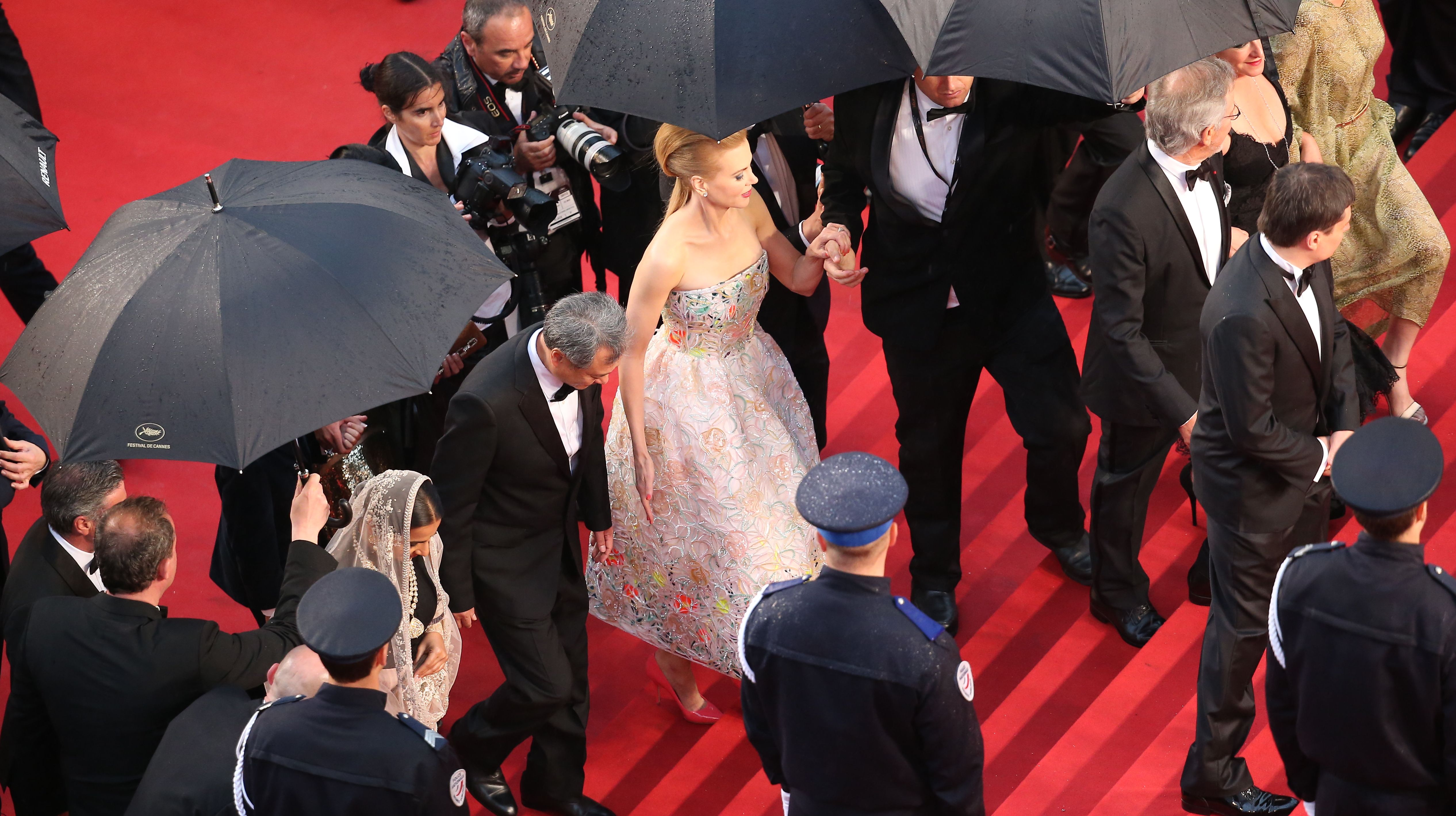 Οι σταρ του Χόλιγουντ ντύνονται μοντέρνες σταχτοπούτες