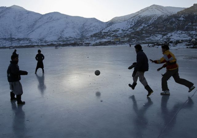 Σε παγωμένη λίμνη της Αλάσκα έτρεχε νεαρός για να γλιτώσει τη σύλληψη