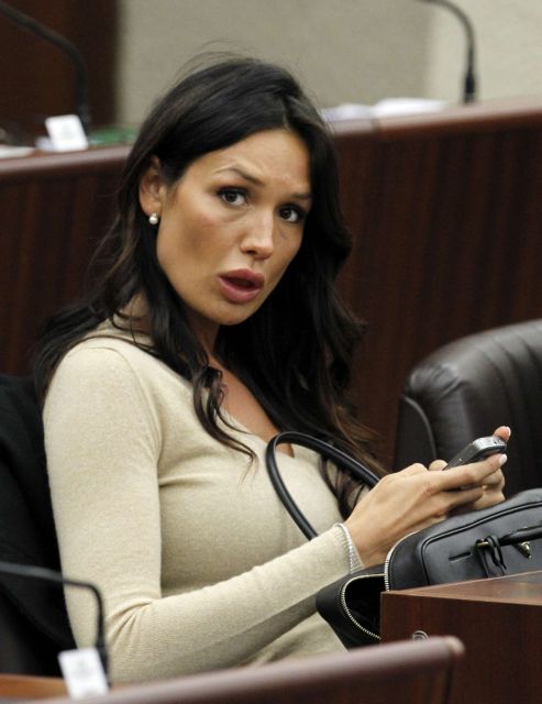 Γυναίκες και μετρητά, αλλά όχι σεξ, στα πάρτι του Μπερλουσκόνι, λέει η Ρούμπι