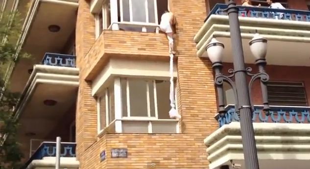 Η… απόδραση του ημίγυμνου εραστή από το μπαλκόνι