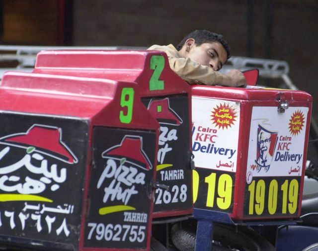 Delivery από φαστ-φουντ στην Αίγυπτο για κατοίκους της Γάζας