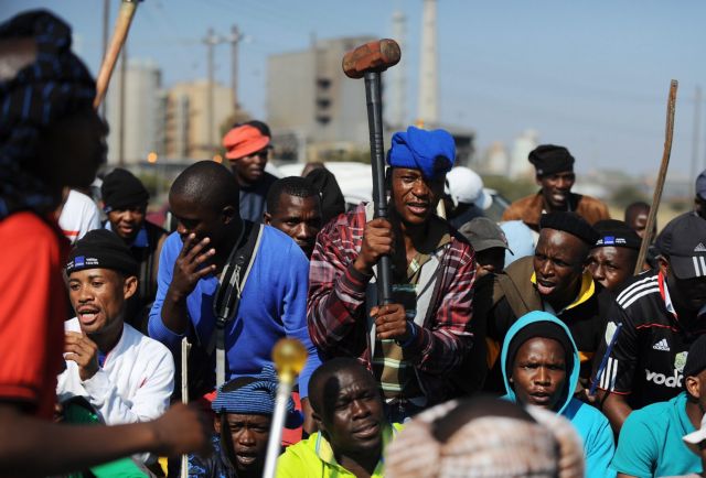 Πλαστικές σφαίρες φρουρών εναντίον απεργών με πέτρες στη Νότιο Αφρική