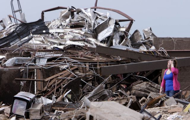 Πένθος και χάος στα ερείπια της Οκλαχόμα μετά τον ανεμοστρόβιλο