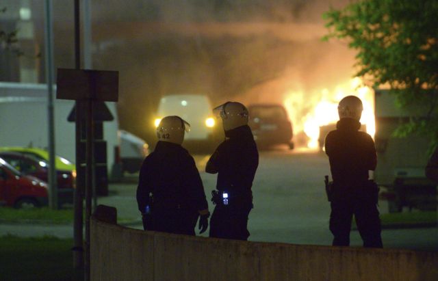 Συγκρούσεις με την αστυνομία σε προάστιο μεταναστών στην Στοκχόλμη