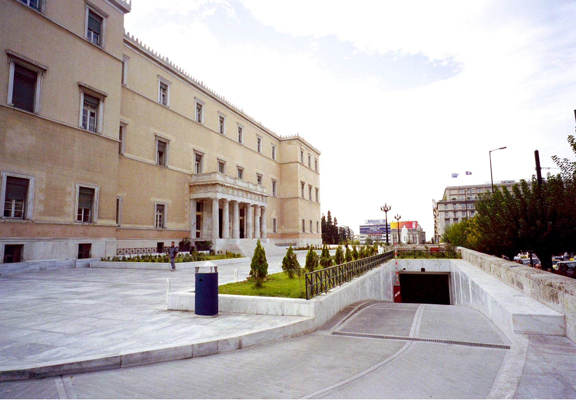 Στην είσοδο της Βουλής θα πρέπει να αφήνουν τα όπλα τους οι βουλευτές