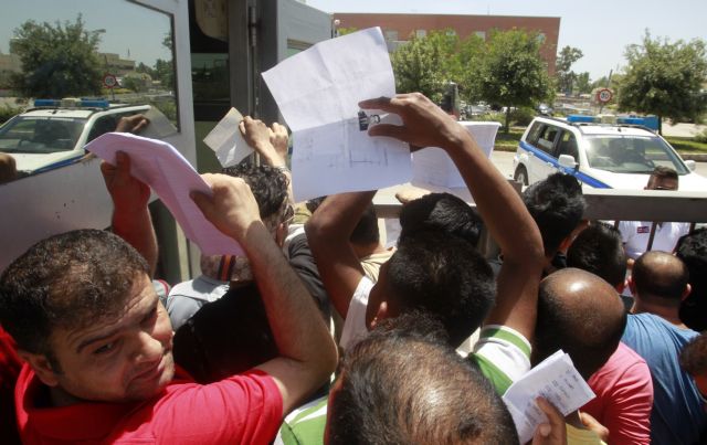 Συμβολική συνέντευξη της Διεθνούς Αμνηστίας έξω από την Διεύθυνση Αλλοδαπών