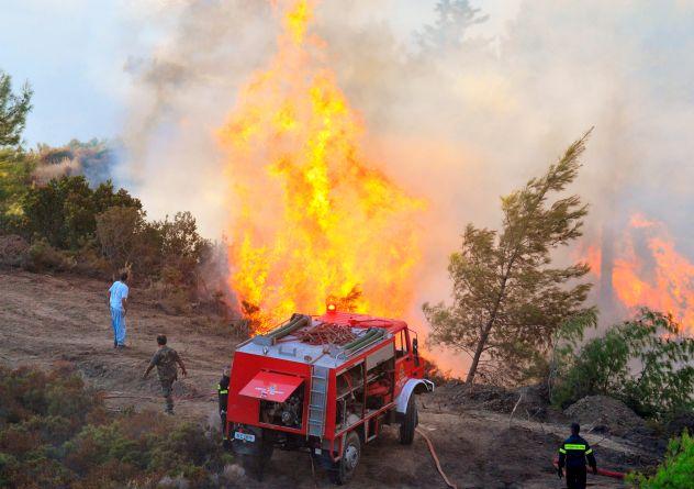 Μάχη με τις φλόγες δίνει η Πυροσβεστική στο Λασίθι