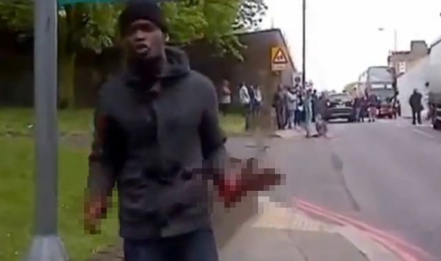 Με αίμα στα χέρια, το κήρυγμα μίσους στην κάμερα μετά το έγκλημα στο Λονδίνο