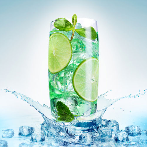 Φρέσκες φρουτοσαλάτες και δροσερά κοκτέιλ