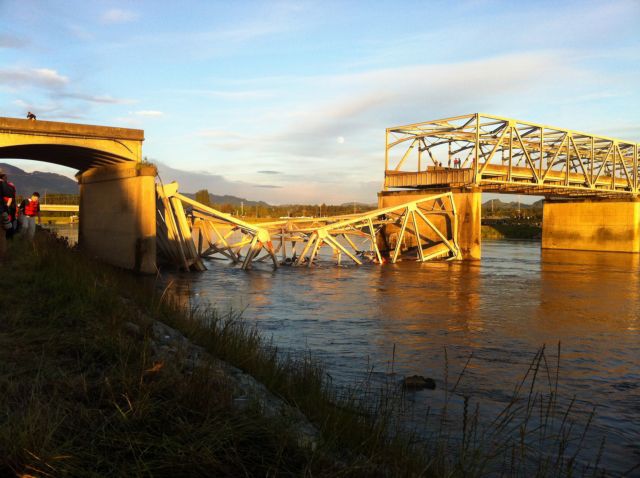 Οχήματα «βούτηξαν» στο ποτάμι κατά την κατάρρευση γέφυρας στις ΗΠΑ