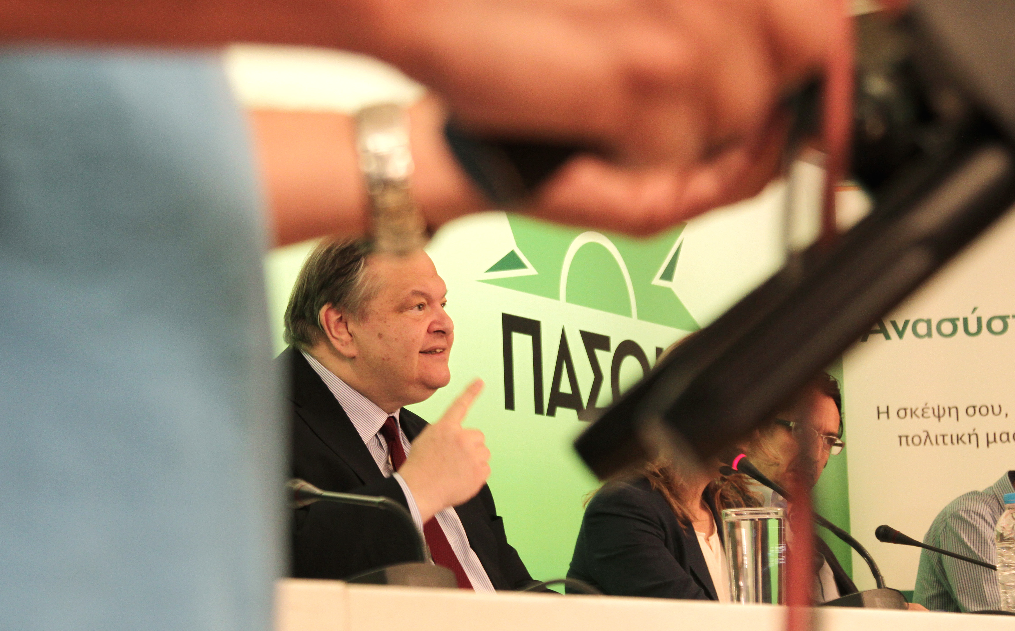 Πυρά προς πάσα κατεύθυνση από τον Ευάγγελο Βενιζέλο