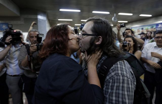 Το μετρό της Άγκυρας ζητά «χρηστά ήθη», οι επιβάτες διαμαρτύρονται με φιλιά