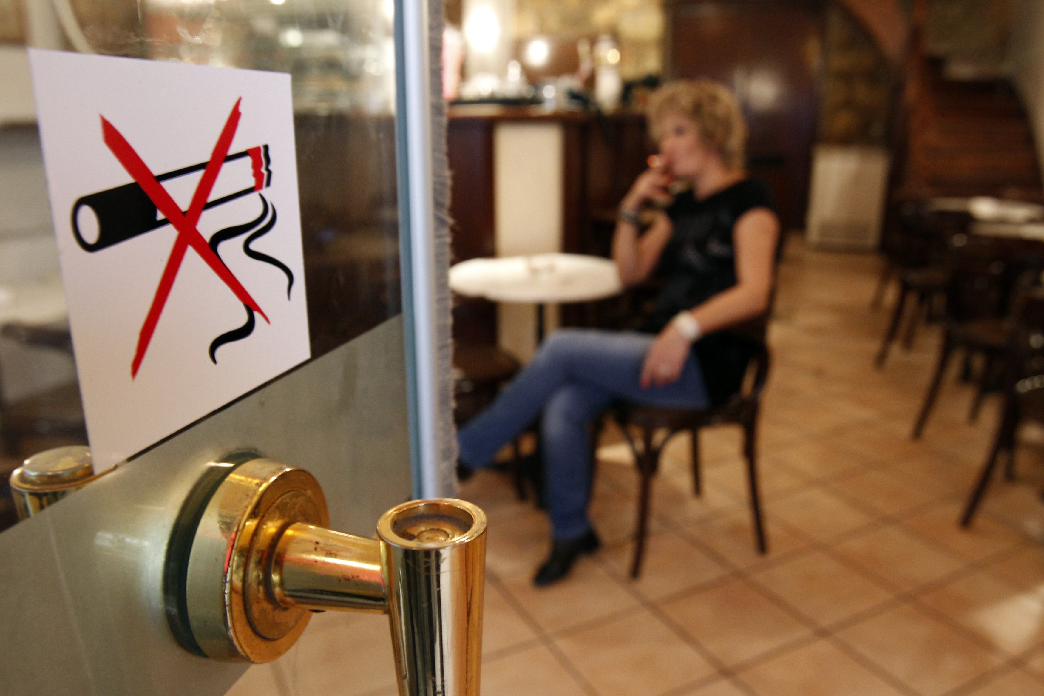 Ανεφάρμοστος ο αντικαπνιστικός νόμος - Φανατικοί καπνιστές οι Έλληνες
