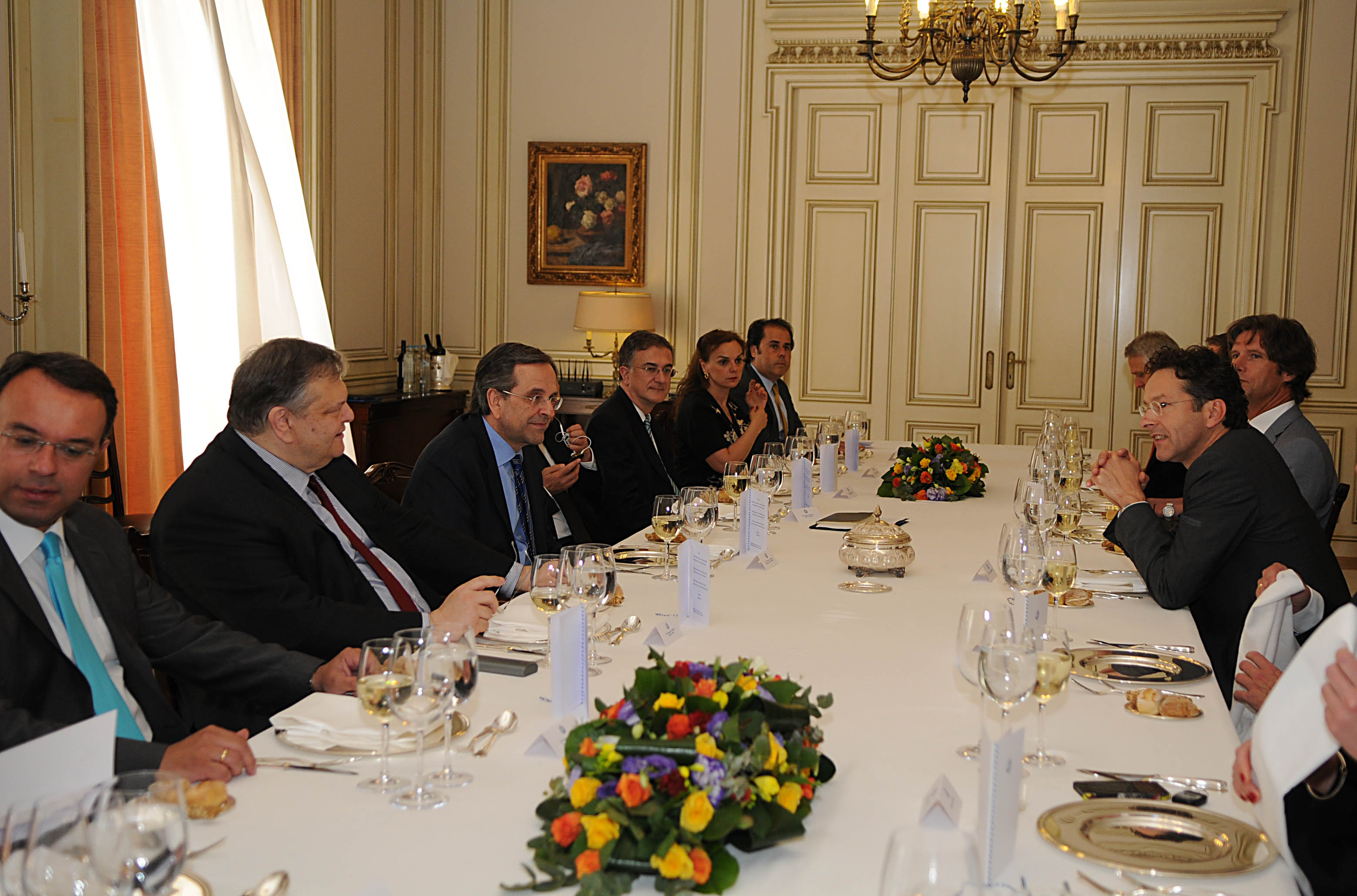 Ανεργία και ΦΠΑ στην εστίαση στο επίκεντρο της συνάντησης με τον Ντάισελμπλουμ