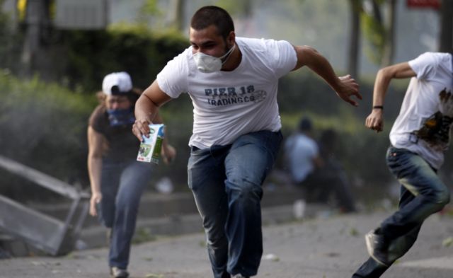 Δακρυγόνα, χάος και οργή: Εικόνες μίας Τουρκίας που βράζει