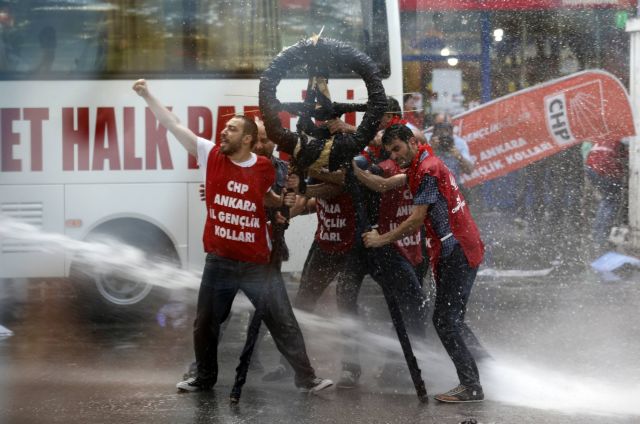 Περιοδεία στο Μαγκρέμπ ξεκινά ο Ερντογάν, «αγνοώντας» τους διαδηλωτές