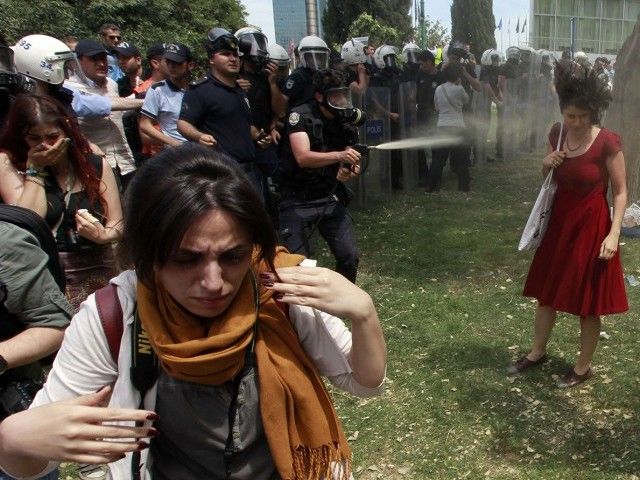 Μία κοπέλα με κόκκινο φόρεμα έγινε το πρόσωπο των τούρκων διαδηλωτών