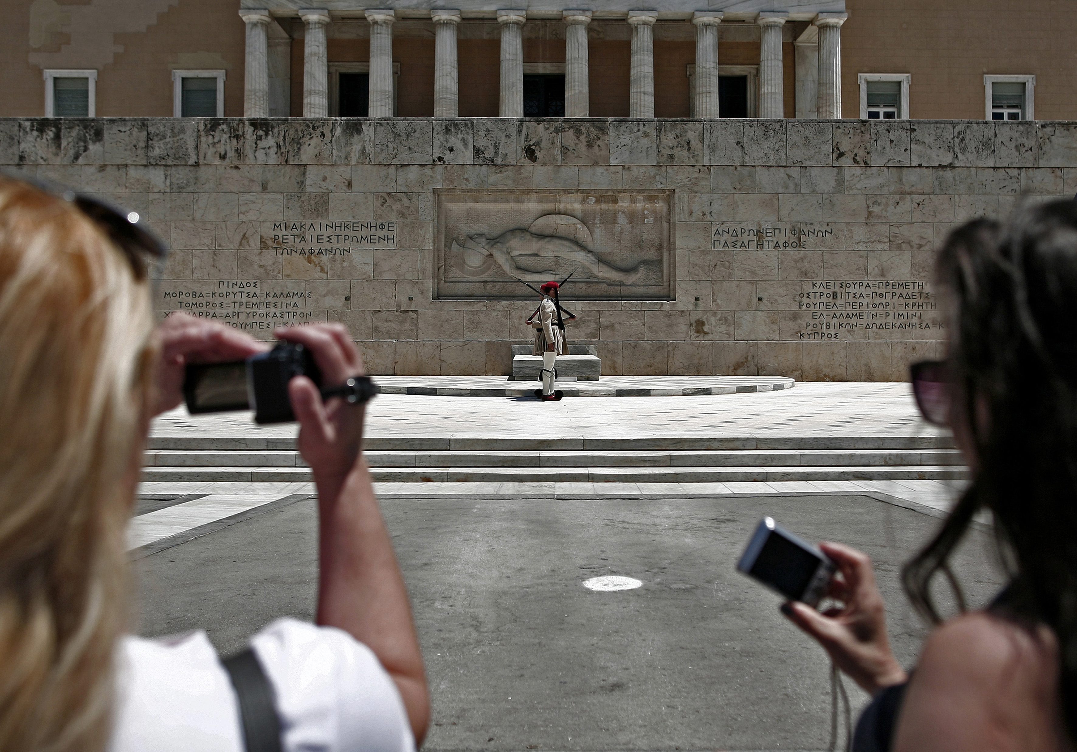 Η τουριστική σεζόν αναβάλλει τις απολύσεις στο Δημόσιο, λέει ο Spiegel