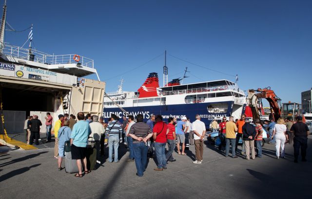 Διαπραγματεύσεις στον Πειραιά για τα δεδουλευμένα των πληρωμάτων