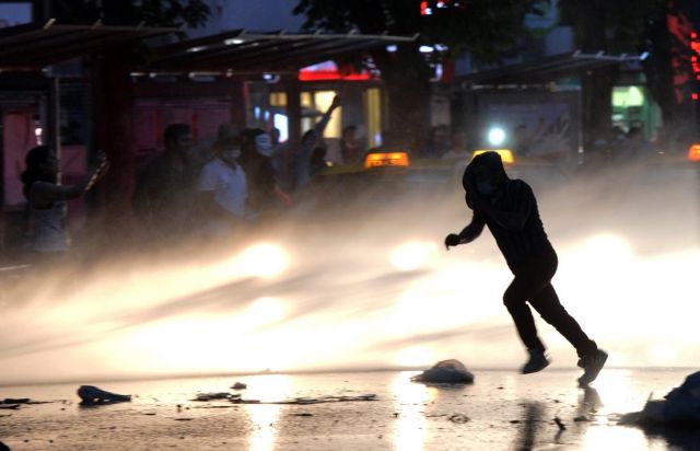 Νύχτες οργής στην Τουρκία, αμετακίνητη η κυβέρνηση Ερντογάν