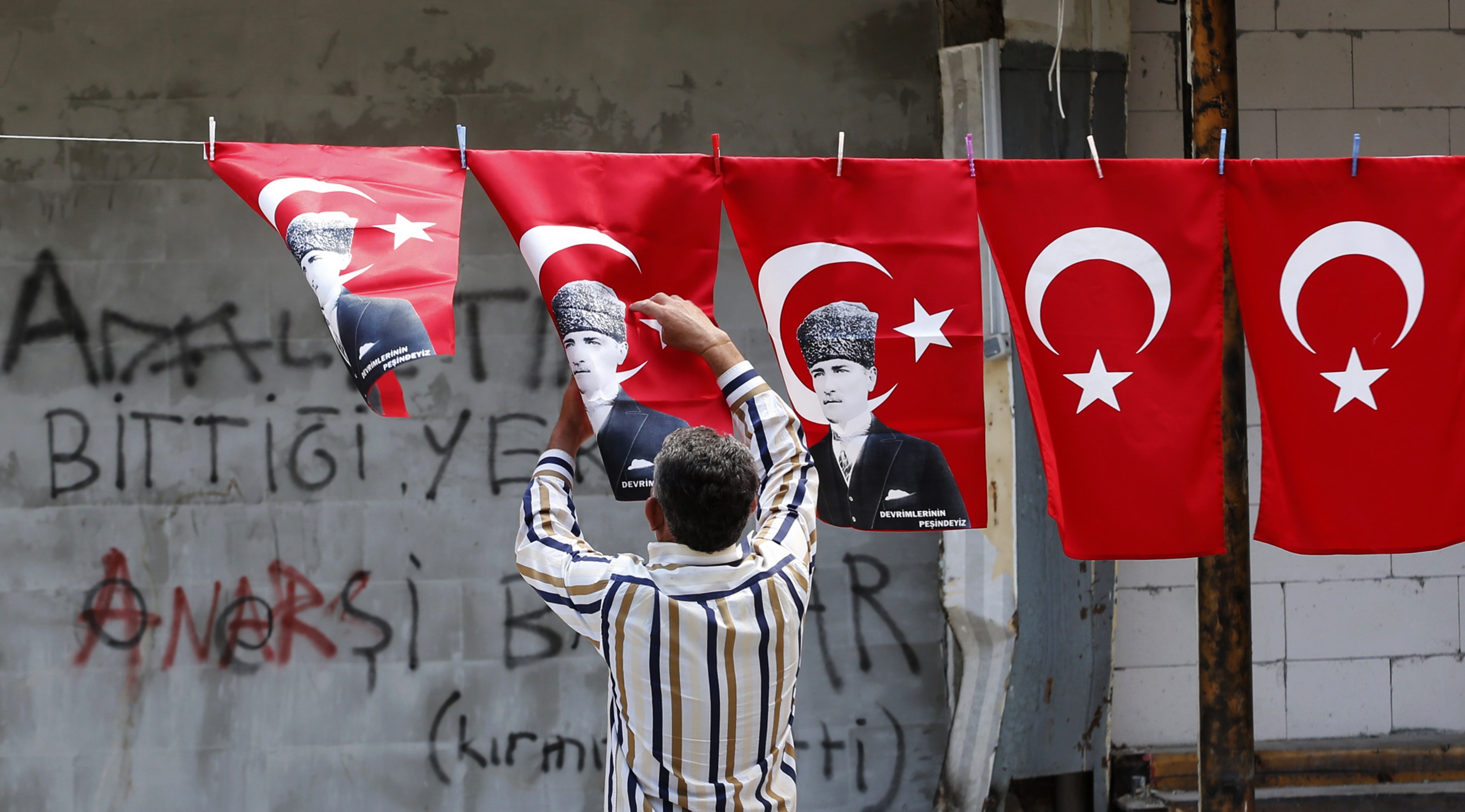 Κατά χιλιάδες συρρέουν οι Τούρκοι διαδηλωτές στην πλατεία Ταξίμ