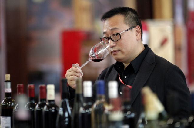 Έκτακτη σύνοδο της ΕΕ ζητεί ο Ολάντ για το κινεζικό αντιντάμπινγκ στα κρασιά