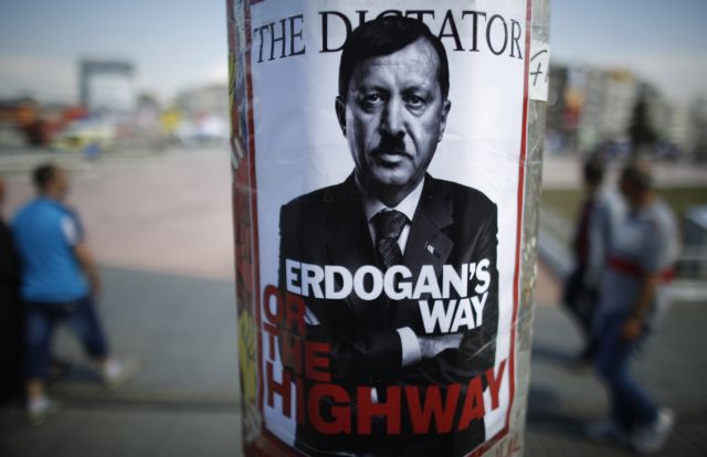 Τους πιστούς βγάζει στο δρόμο ο Ερντογάν κλιμακώνοντας την αντιπαράθεση