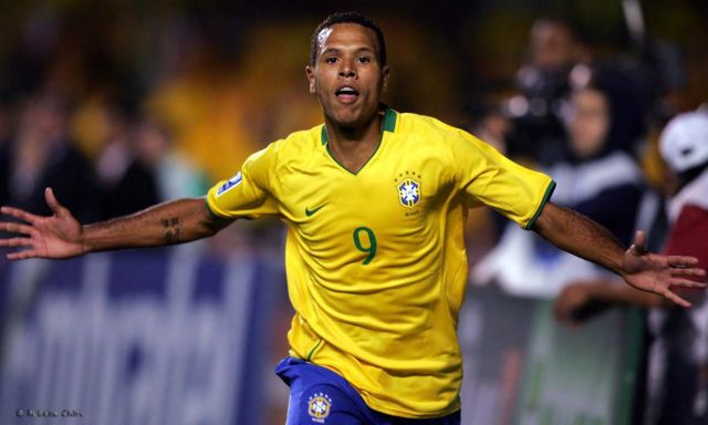 Ο Ολυμπιακός διέψευσε τα βραζιλιάνικα σενάρια για Φαμπιάνο