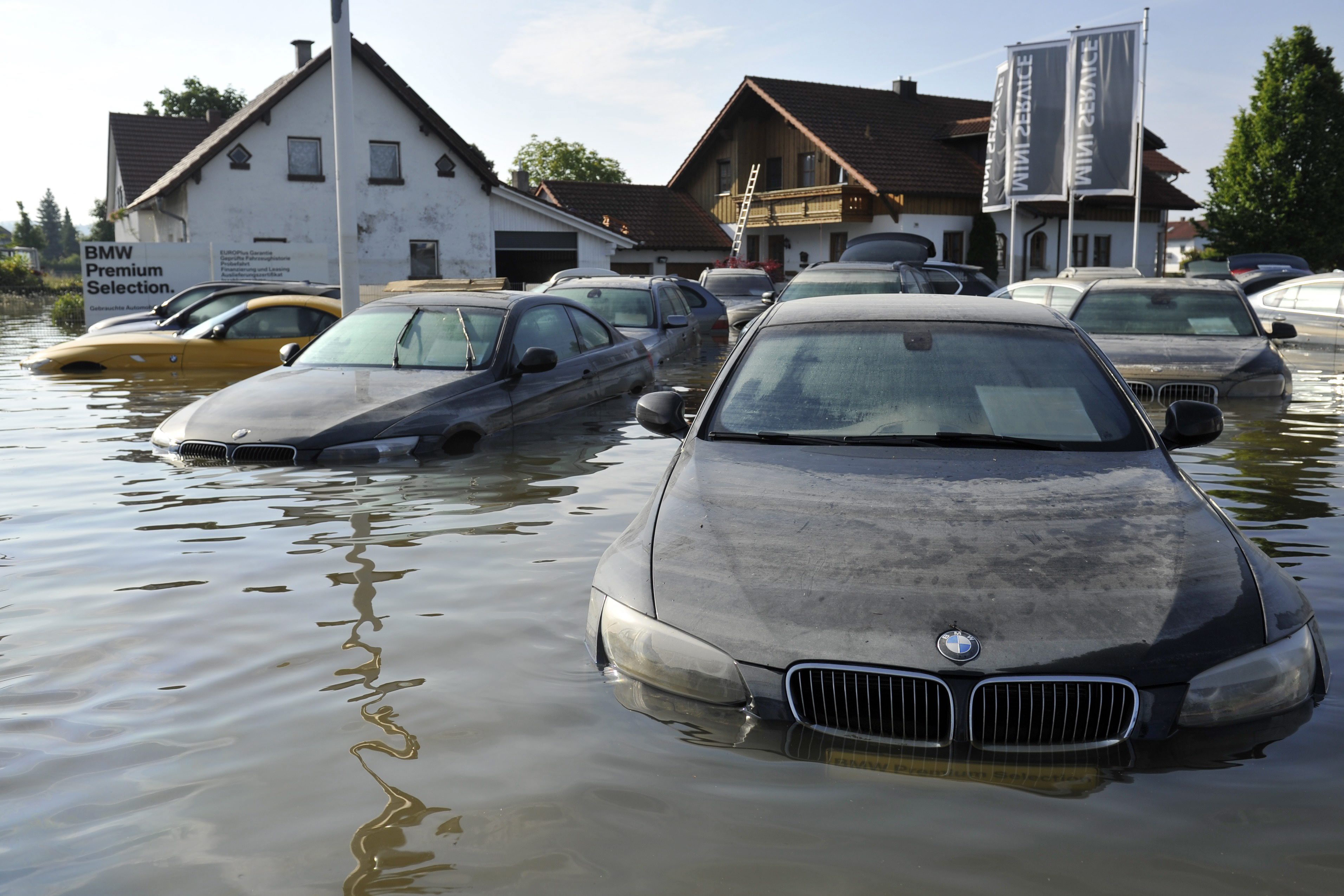 Η απειλή των υδάτων έδιωξε χιλιάδες από τα σπίτια τους σε Ουγγαρία, Γερμανία