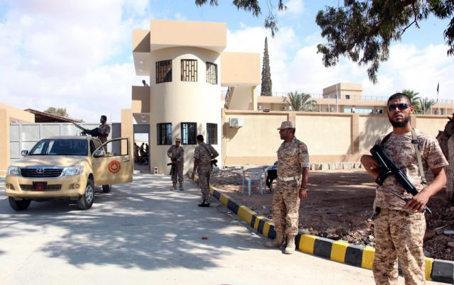 Αιματηρές συγκρούσεις διαδηλωτών με την πολιτοφυλακή στη Βεγγάζη