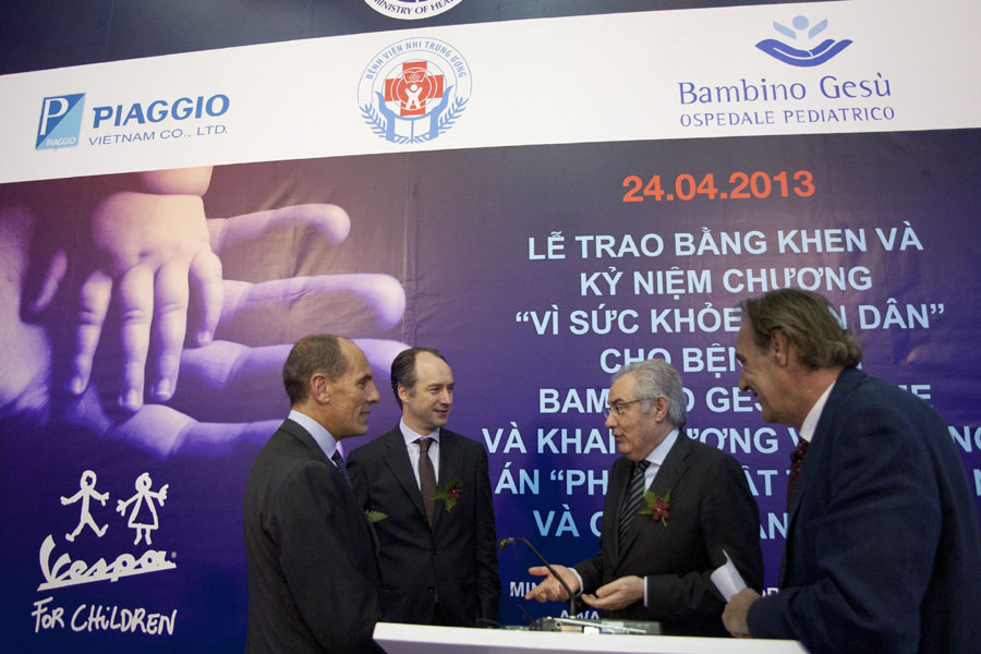 Η Vespa κοντά στα παιδιά του Βιετνάμ