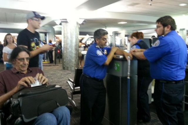 Ούτε ο Τσιουμπάκα των Star Wars μπαίνει σε αεροπλάνο με φωτόσπαθο