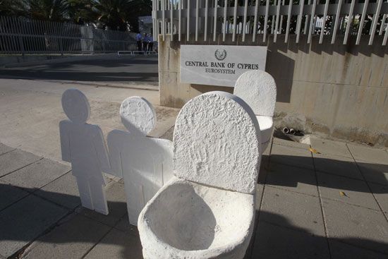 Τουαλέτες-ταφόπλακες «διαδήλωσαν» έξω από την Κεντρική Τράπεζα της Κύπρου