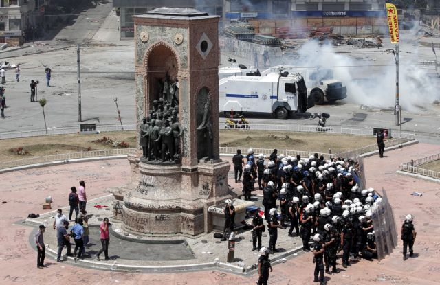 Θέσεις μάχης παίρνουν αστυνομία και διαδηλωτές στην πλατεία Ταξίμ
