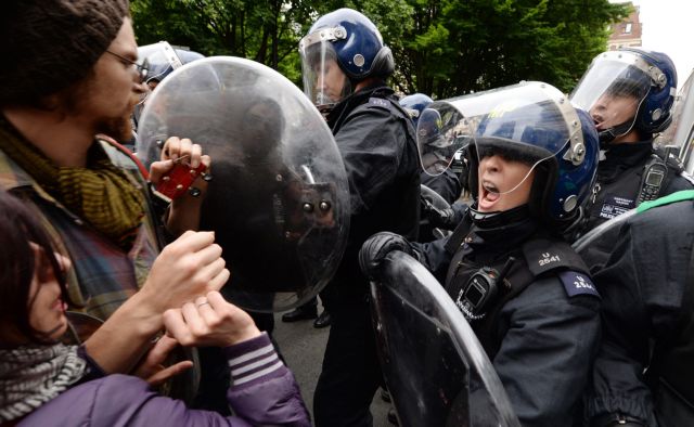 Επεισόδια μεταξύ διαδηλωτών κατά της G8 και αστυνομίας στο Λονδίνο