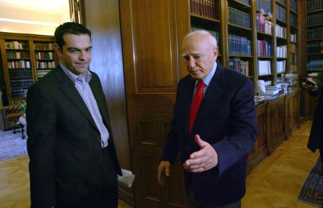 Να μην υπογράψει το κλείσιμο της ΕΡΤ ζητά ο Αλ.Τσίπρας από τον Κ.Παπούλια