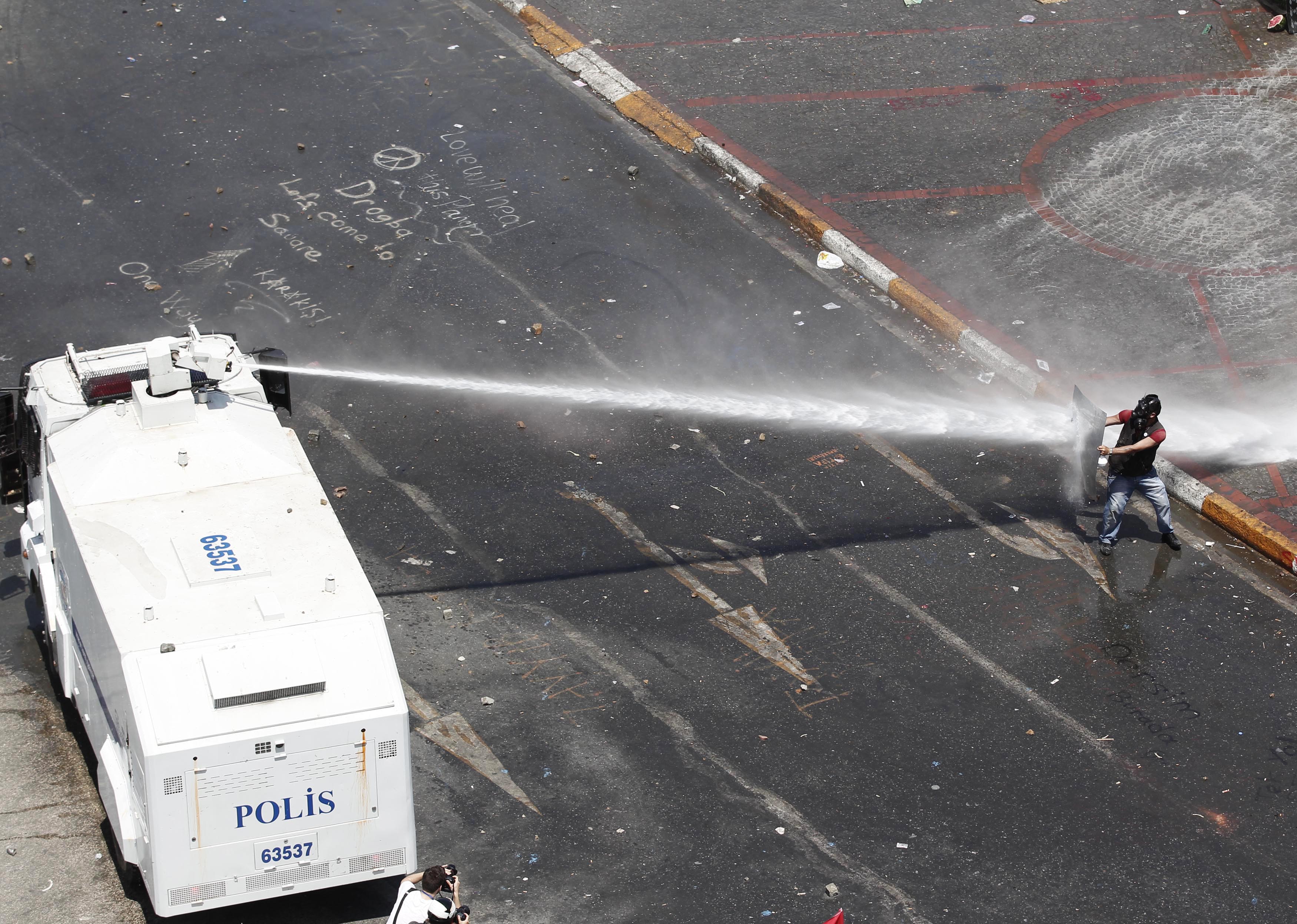 Συγκρούσεις αστυνομίας και διαδηλωτών στην πλατεία Ταξίμ