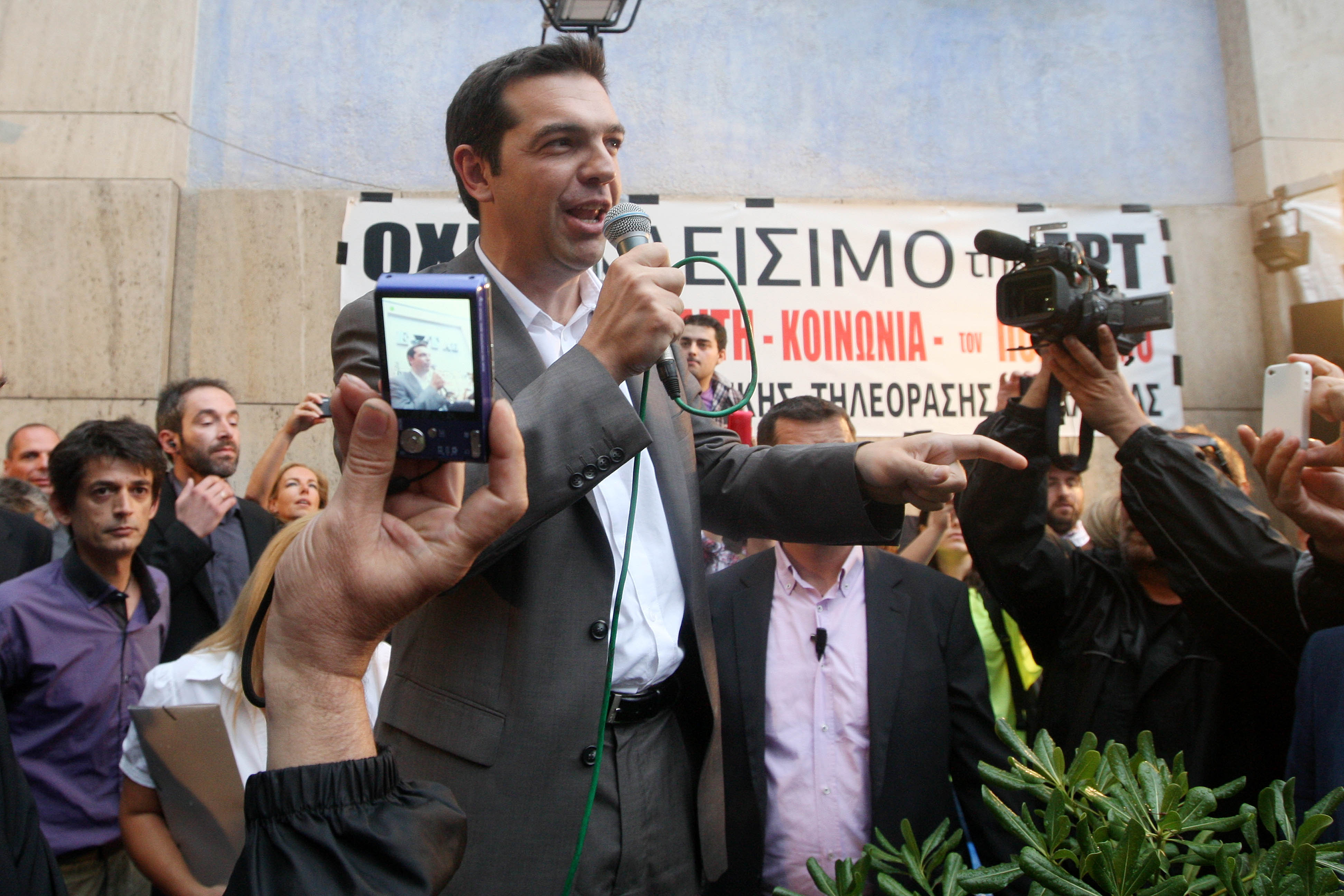 Μόνο σε πραξικόπημα πέφτει «μαύρο» στη δημόσια τηλεόραση, λέει ο Αλ.Τσίπρας