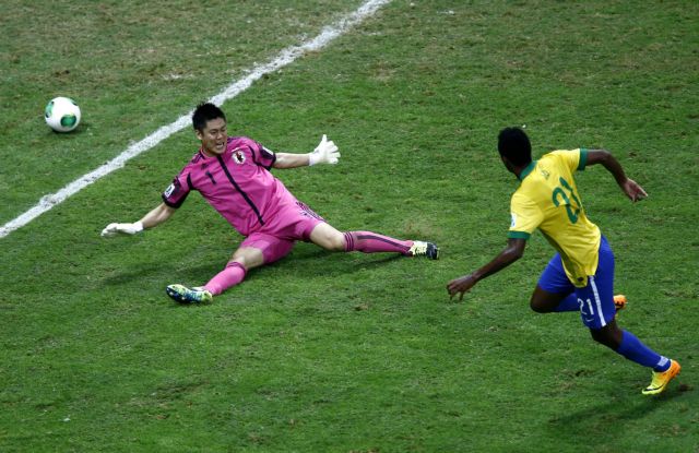 Άνετη επικράτηση της Βραζιλίας με δακρυγόνα έξω από το γήπεδο