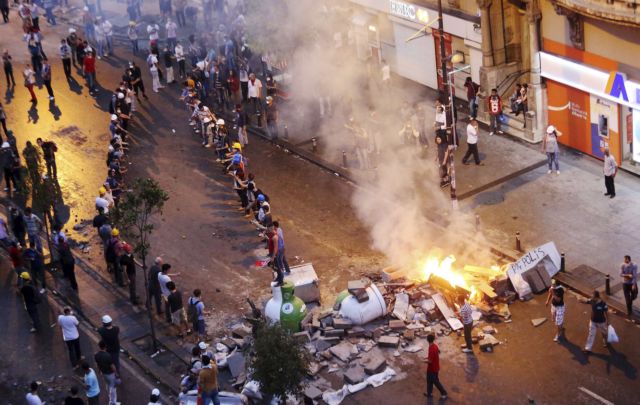 Νύχτα έντασης, ξημέρωμα οργής και απεργίας στην Κωνσταντινούπολη