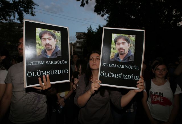 Από τα πέντε μέτρα ο πυροβολισμός Τούρκου διαδηλωτή από αστυνομικό